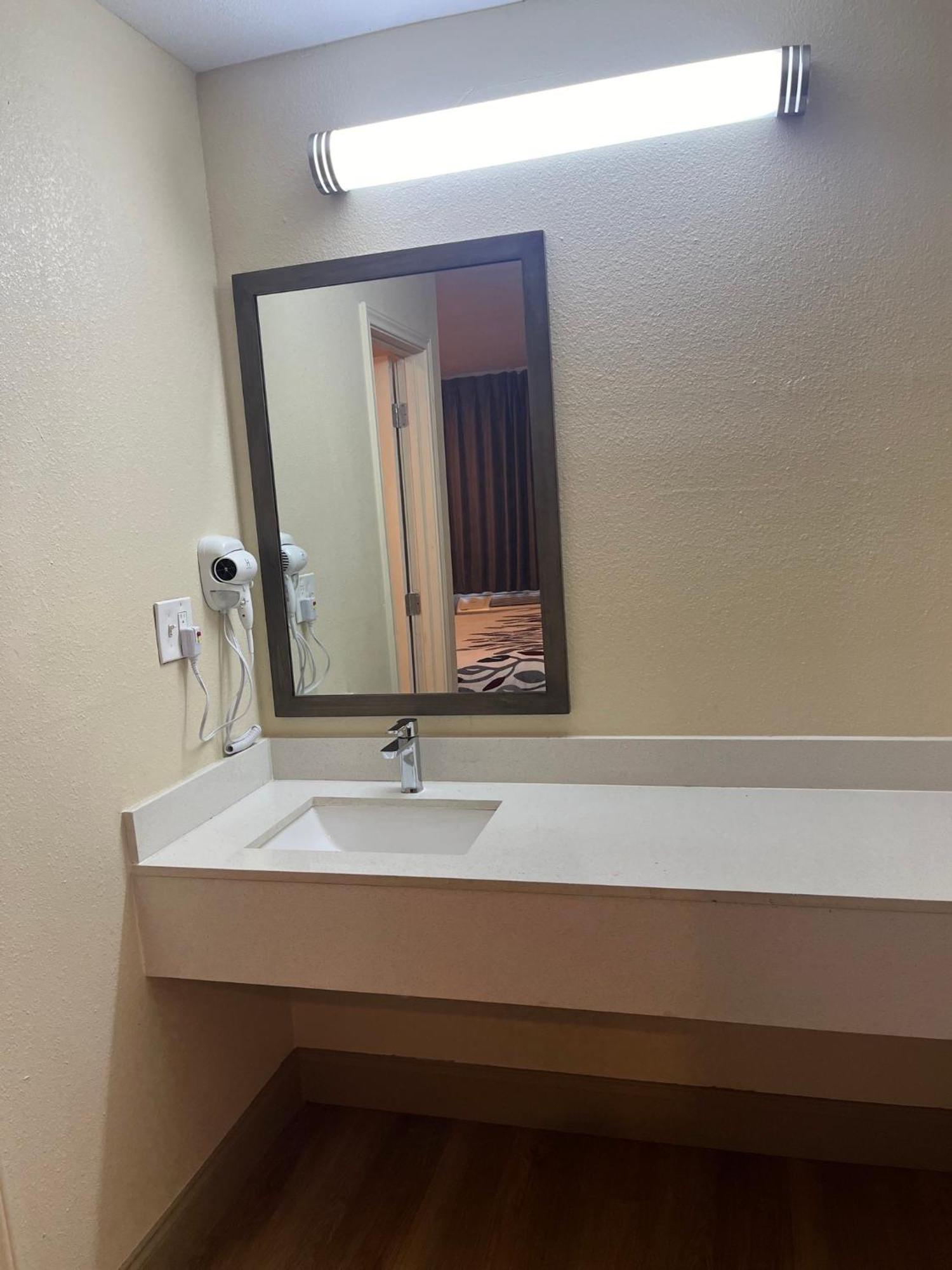 Red Roof Inn Haltom City Esterno foto